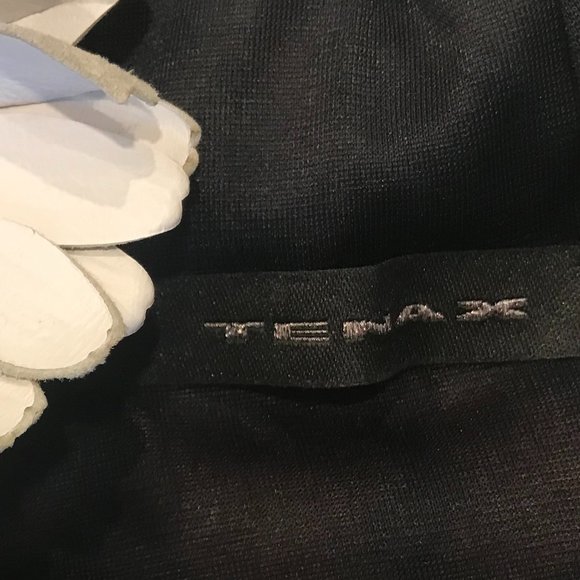 Lightweight pleated dress with Open-back - Picture 10 of 11